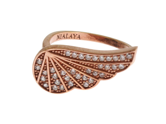 Elegante anillo de oro rosa con cristales de circonita cúbica