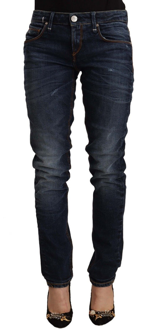 Elegante vaquero azul lavado y ajustado