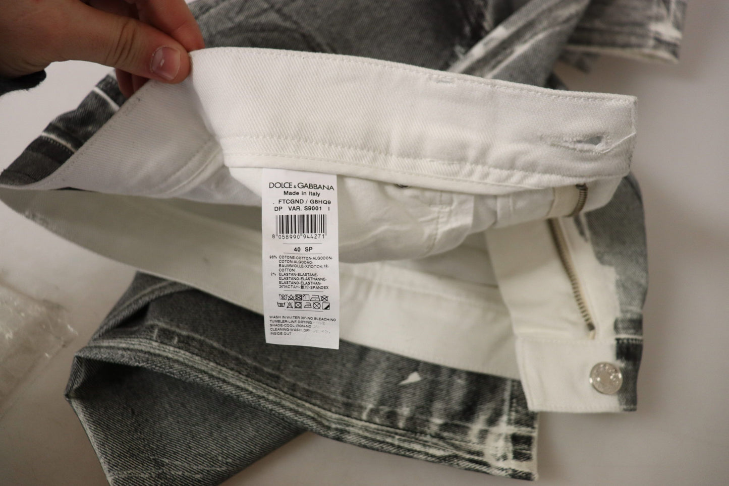 Eleganz aus grauem Denim mit hoher Taille