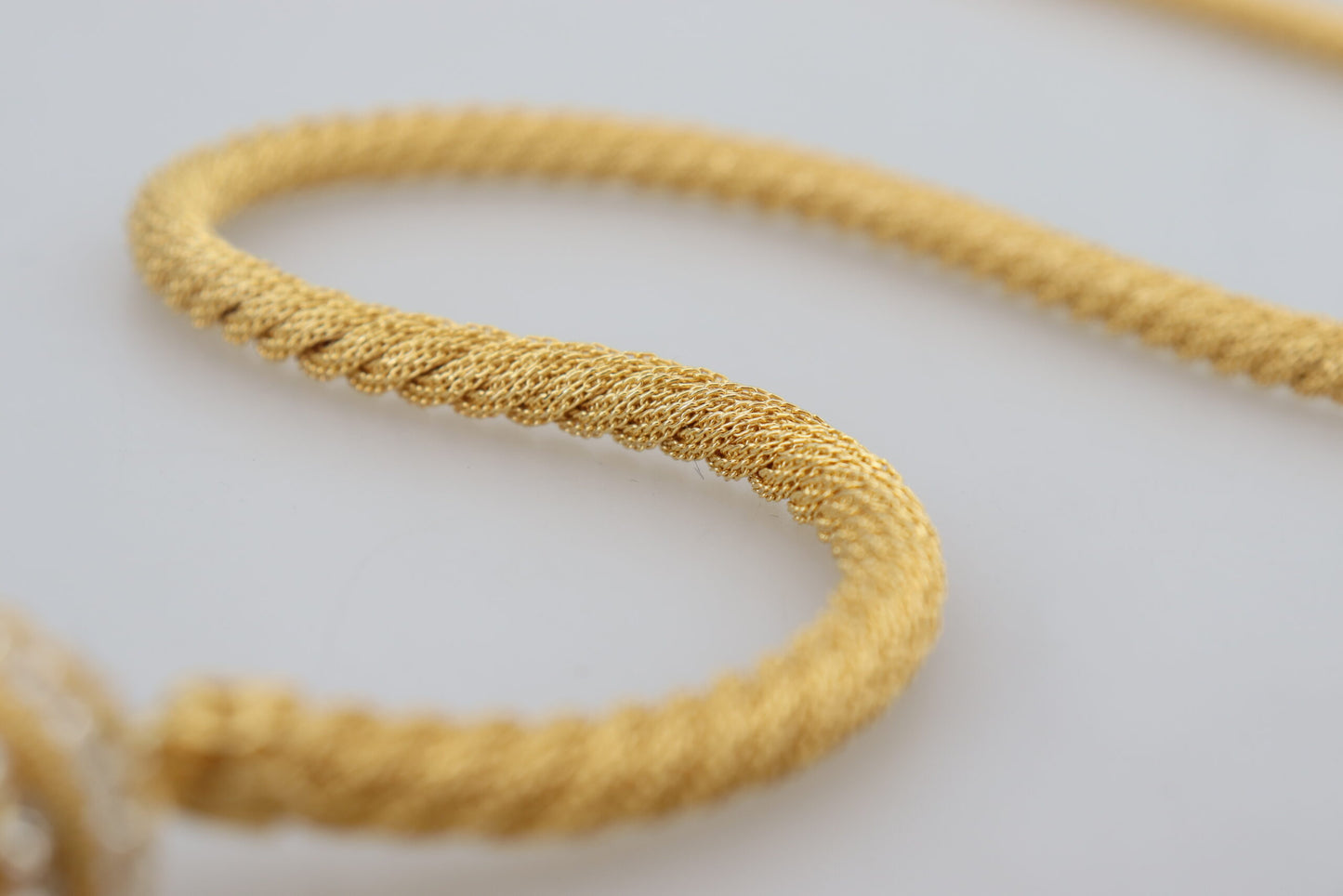 Elegante Statement-Kette aus goldenem Messing mit Perlen