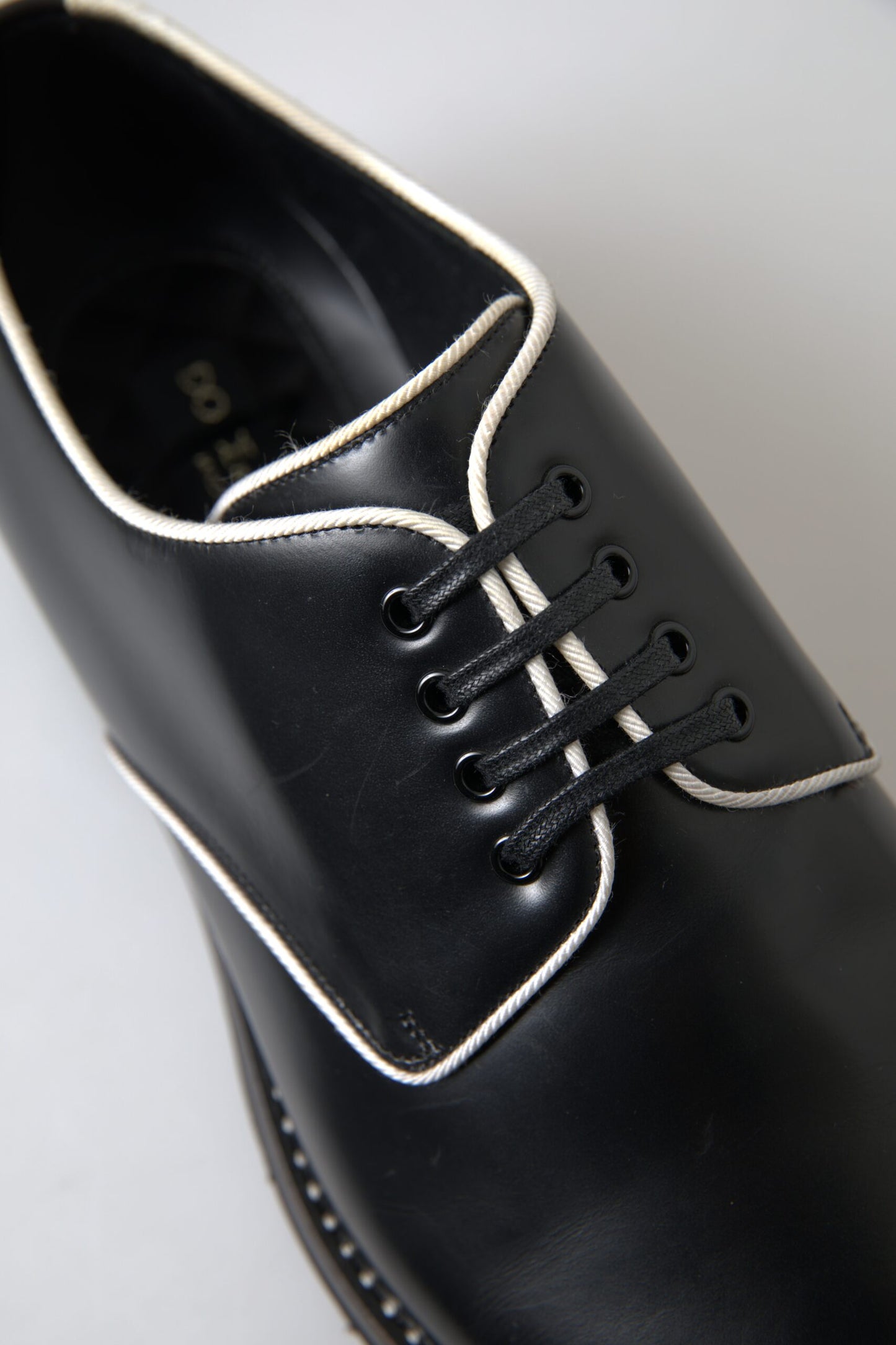 Elegante schwarze und weiße formelle Herrenschuhe