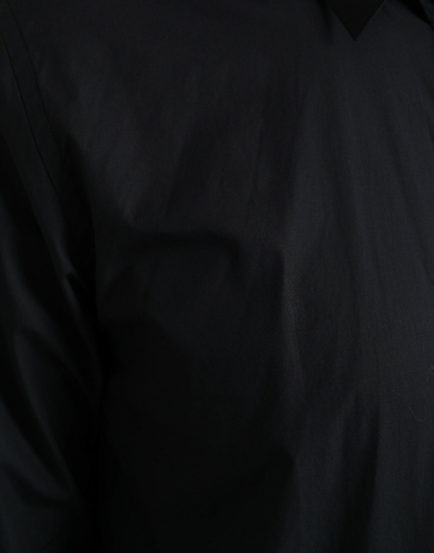 Camisa elegante de vestir azul marino de corte ajustado