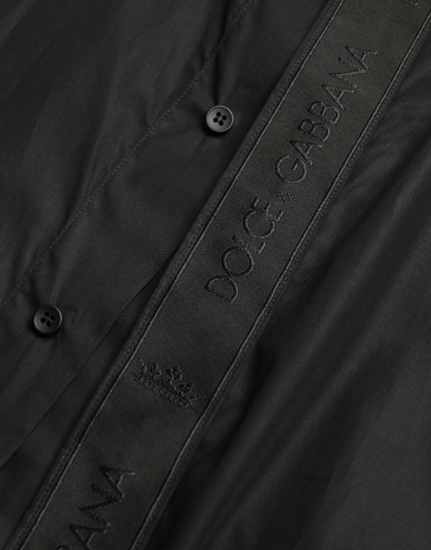 Camisa elegante de vestir negra de corte ajustado
