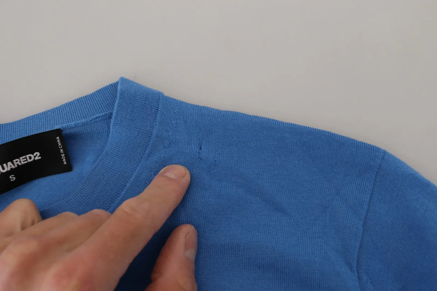 Suéter de cuello redondo y mangas largas de lana azul