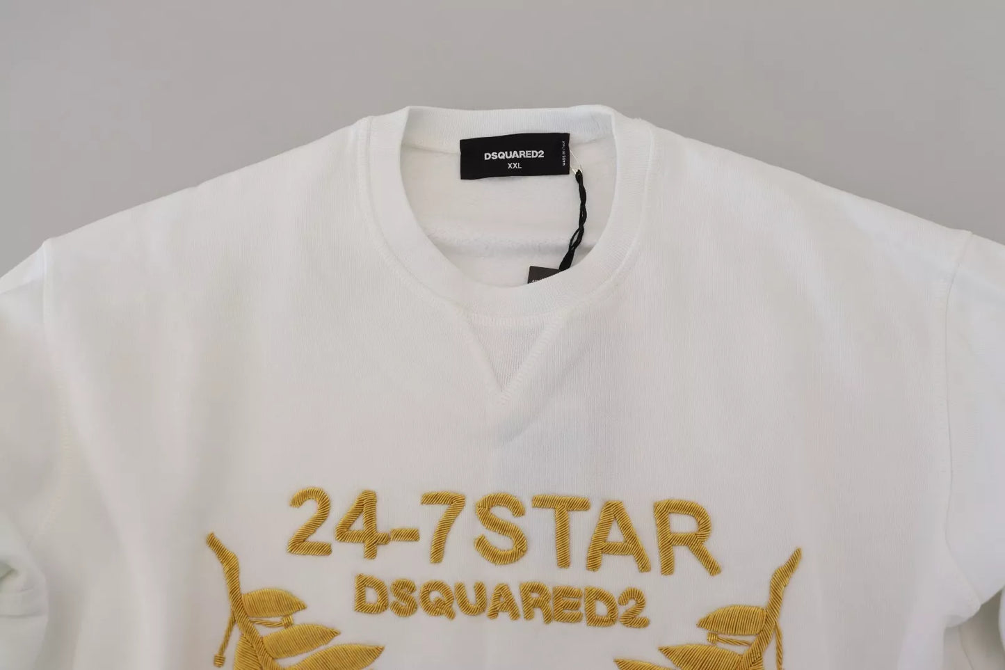 Suéter tipo sudadera con cuello redondo y bordado blanco