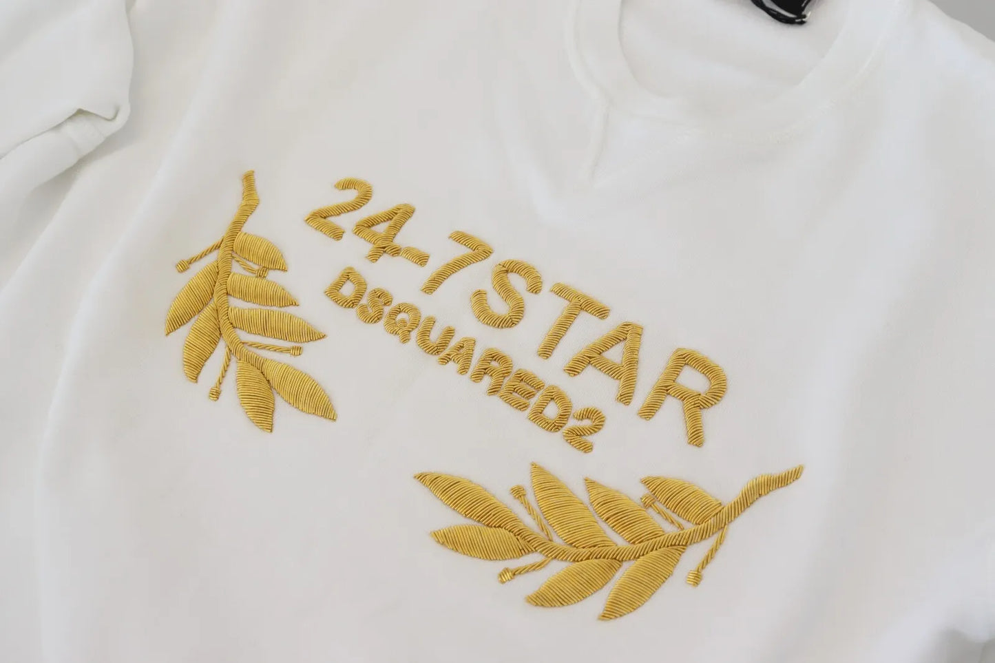 Suéter tipo sudadera con cuello redondo y bordado blanco