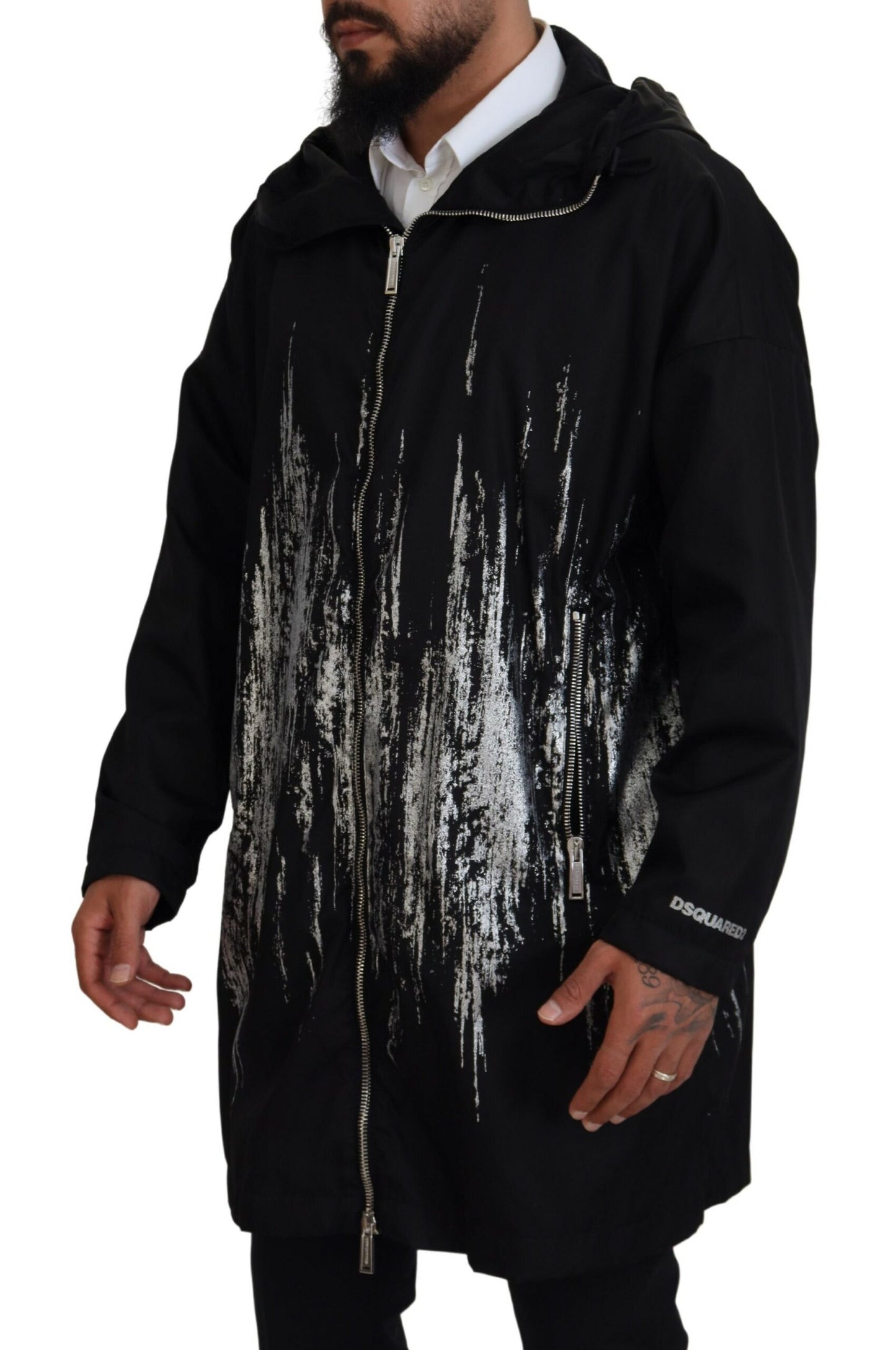 Chaqueta larga de nailon con capucha y estampado en blanco y negro