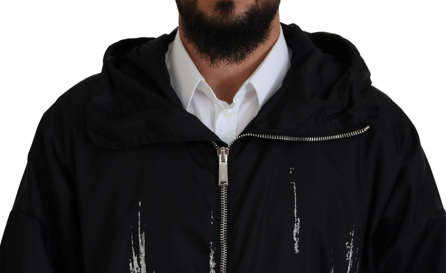Chaqueta larga de nailon con capucha y estampado en blanco y negro
