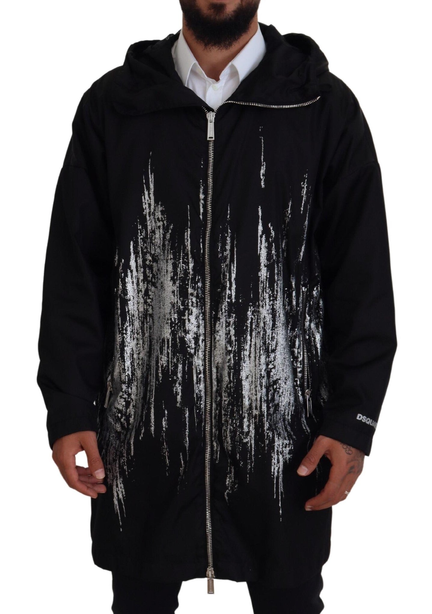 Chaqueta larga de nailon con capucha y estampado en blanco y negro