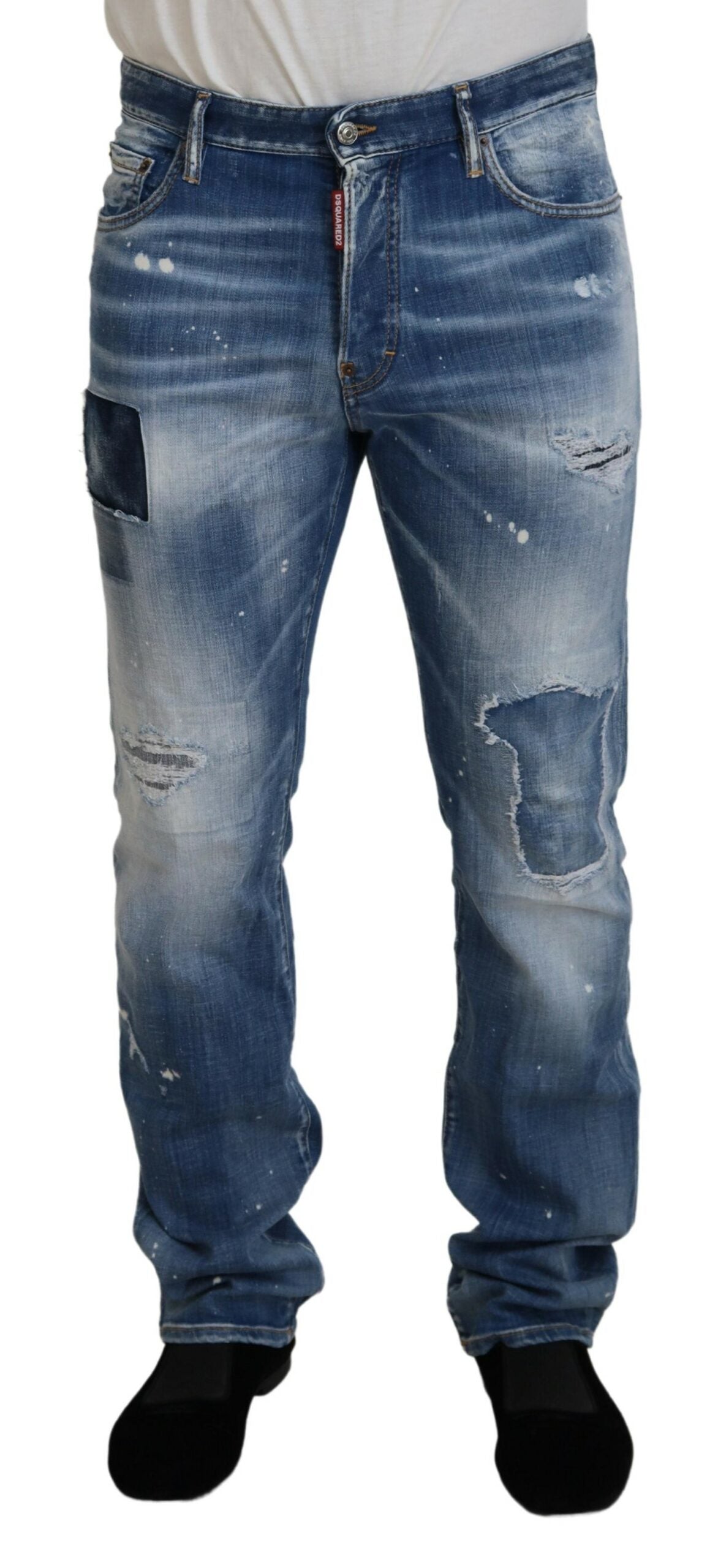Blaue, verwaschene, zerfetzte, gerade geschnittene Freizeitjeans