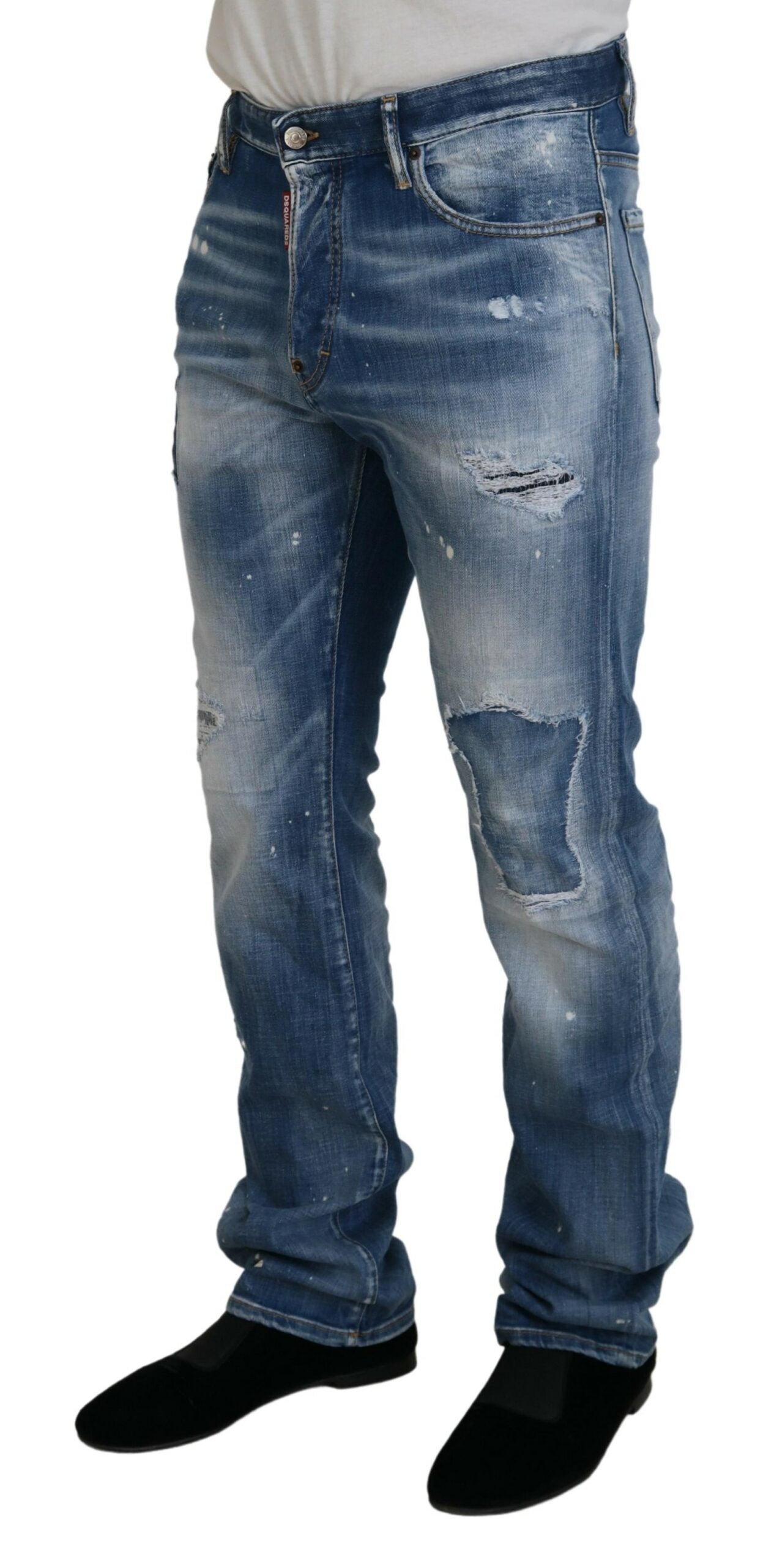 Blaue, verwaschene, zerfetzte, gerade geschnittene Freizeitjeans
