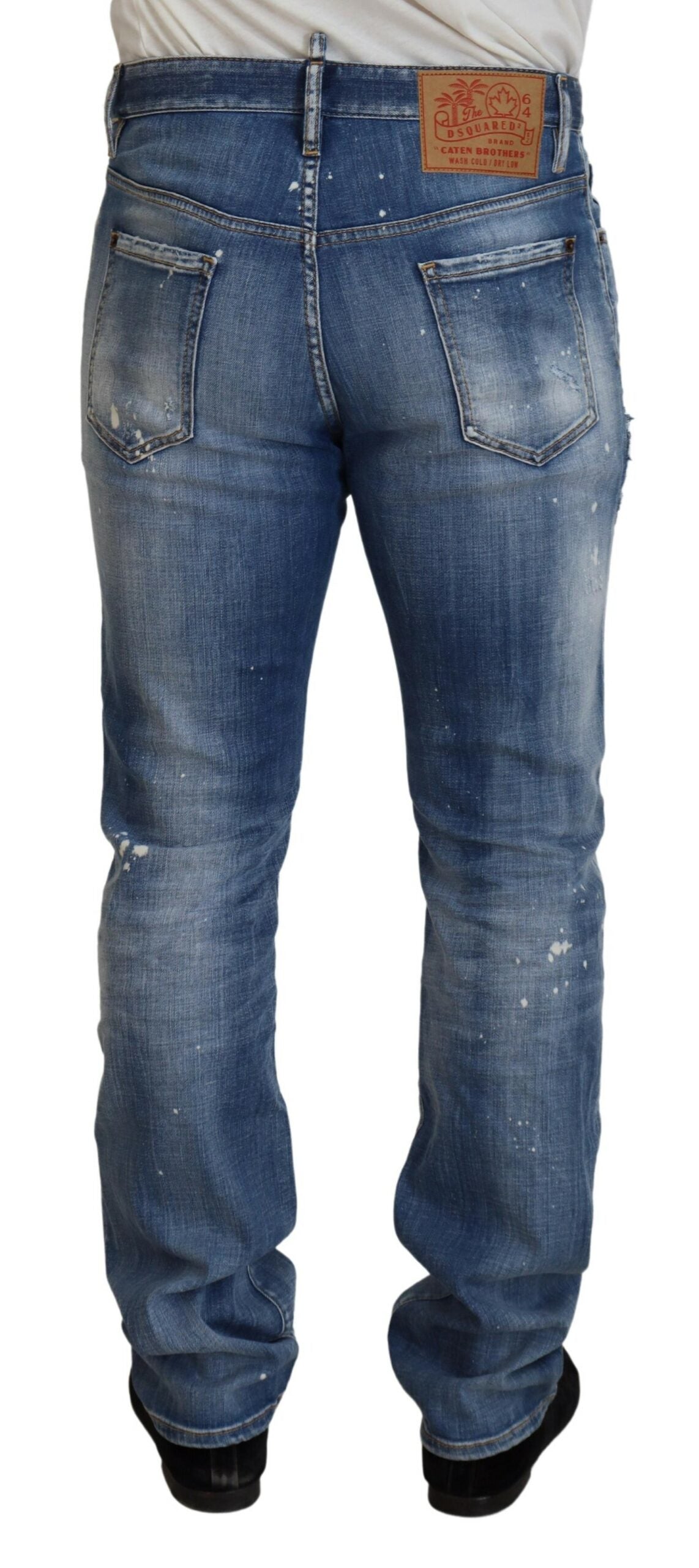 Blaue, verwaschene, zerfetzte, gerade geschnittene Freizeitjeans
