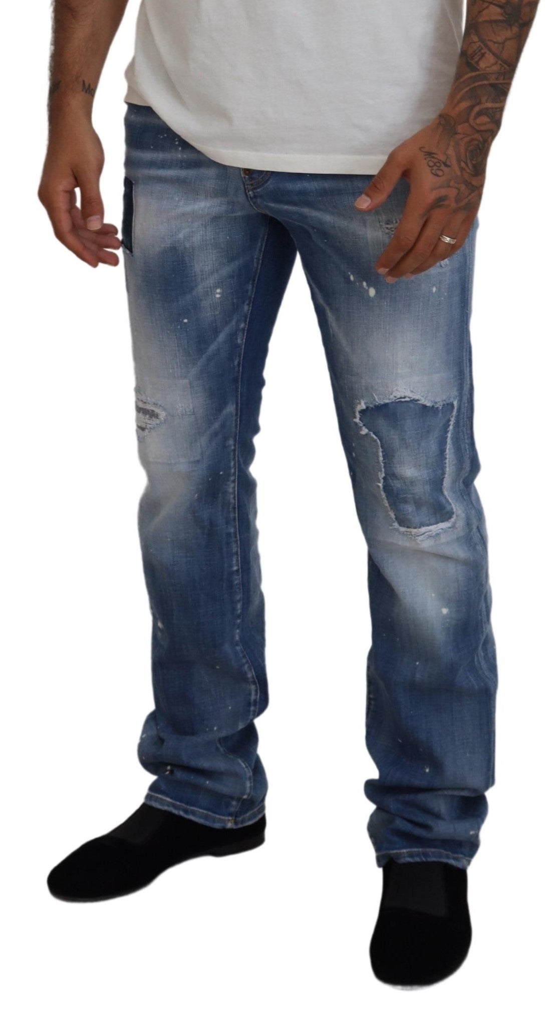 Blaue, verwaschene, zerfetzte, gerade geschnittene Freizeitjeans