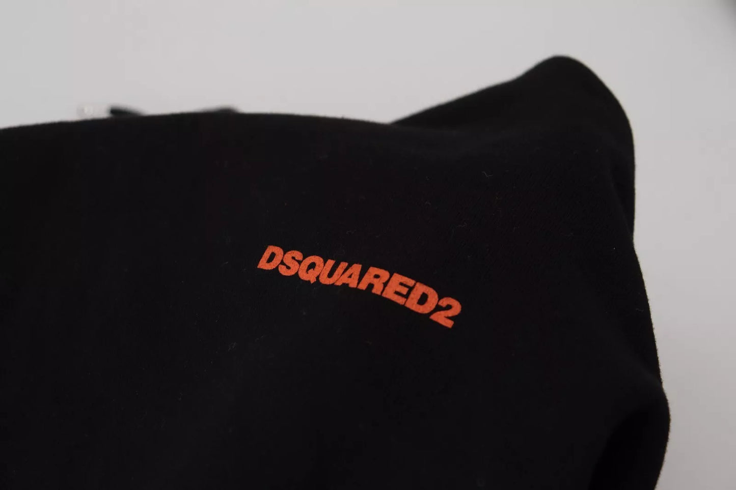 Schwarz-roter Pullover aus Baumwolle mit Kapuze und Batikmuster