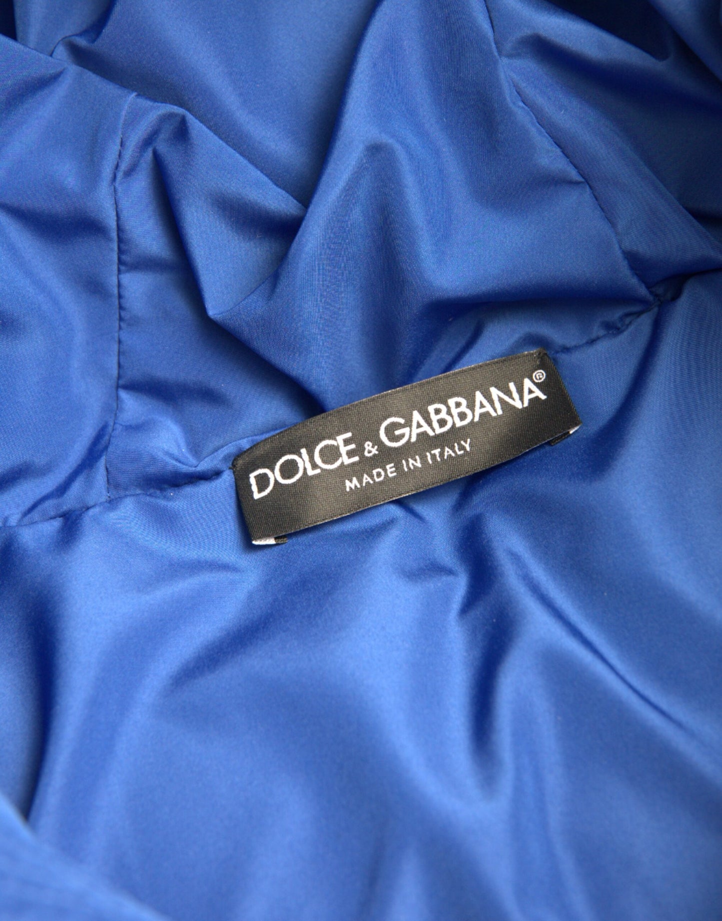 Mehrfarbige Pufferjacke mit Kapuze und Schmetterlingsmuster