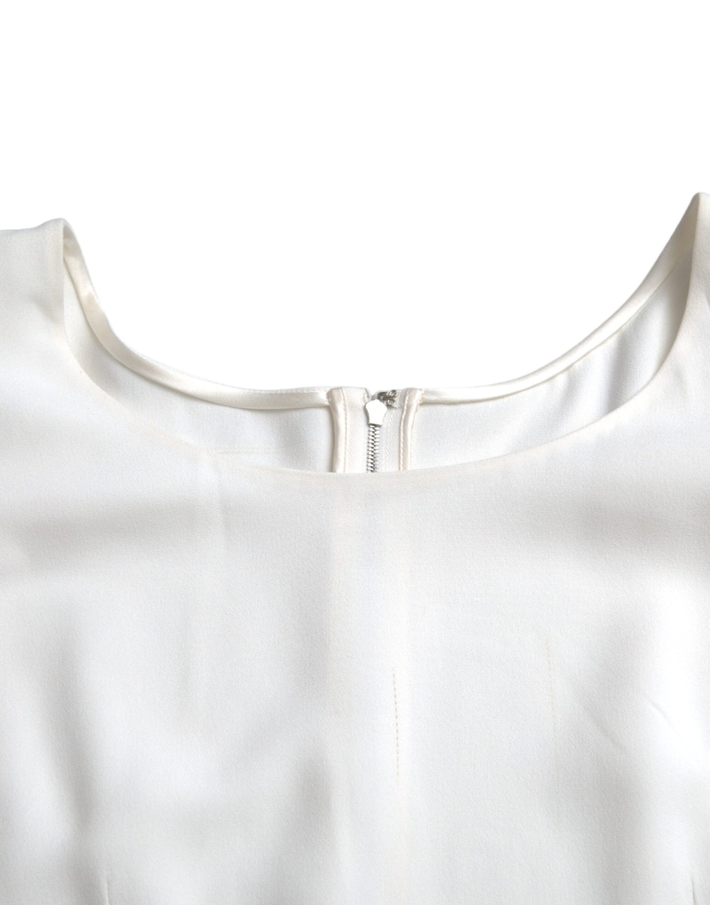 Blusa de viscosa blanca con cuello redondo y mangas cortas