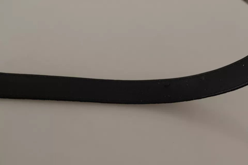 Cinturón con hebilla de metal en tono plateado y terciopelo negro