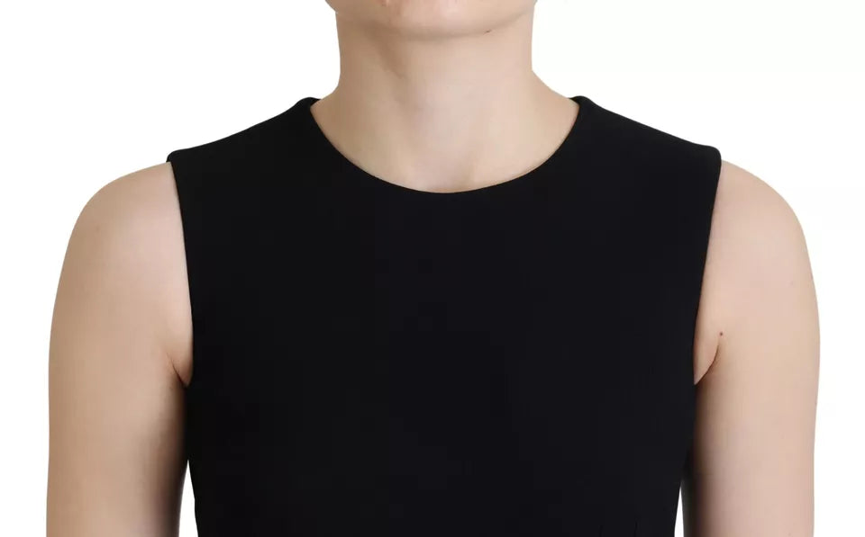 Schwarzes Etuikleid aus ausgestelltem Viskosekleid
