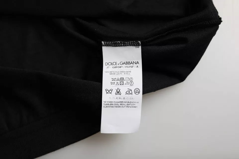 Schwarzes T-Shirt aus Seide mit Rundhalsausschnitt und kurzen Ärmeln