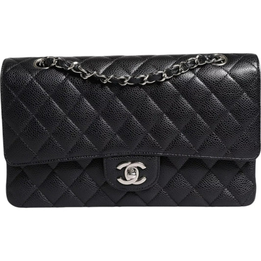 Schwarze, mittelgroße, klassische Schultertasche mit doppelter Klappe und gesteppter Silberoberfläche