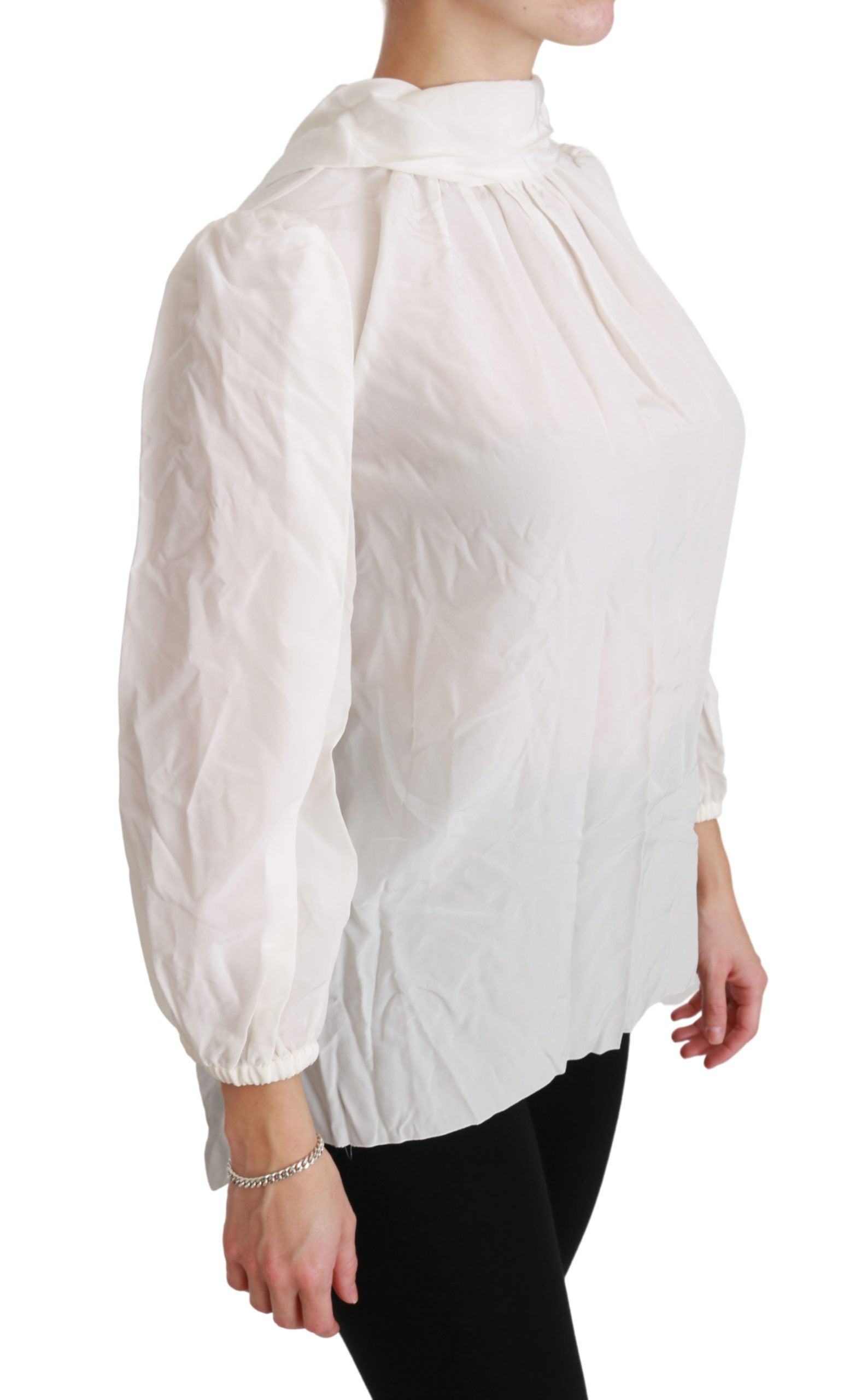 Elegante blusa de seda blanca con cuello alto