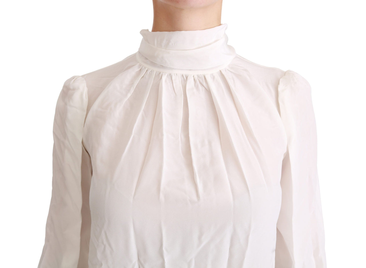 Elegante blusa de seda blanca con cuello alto