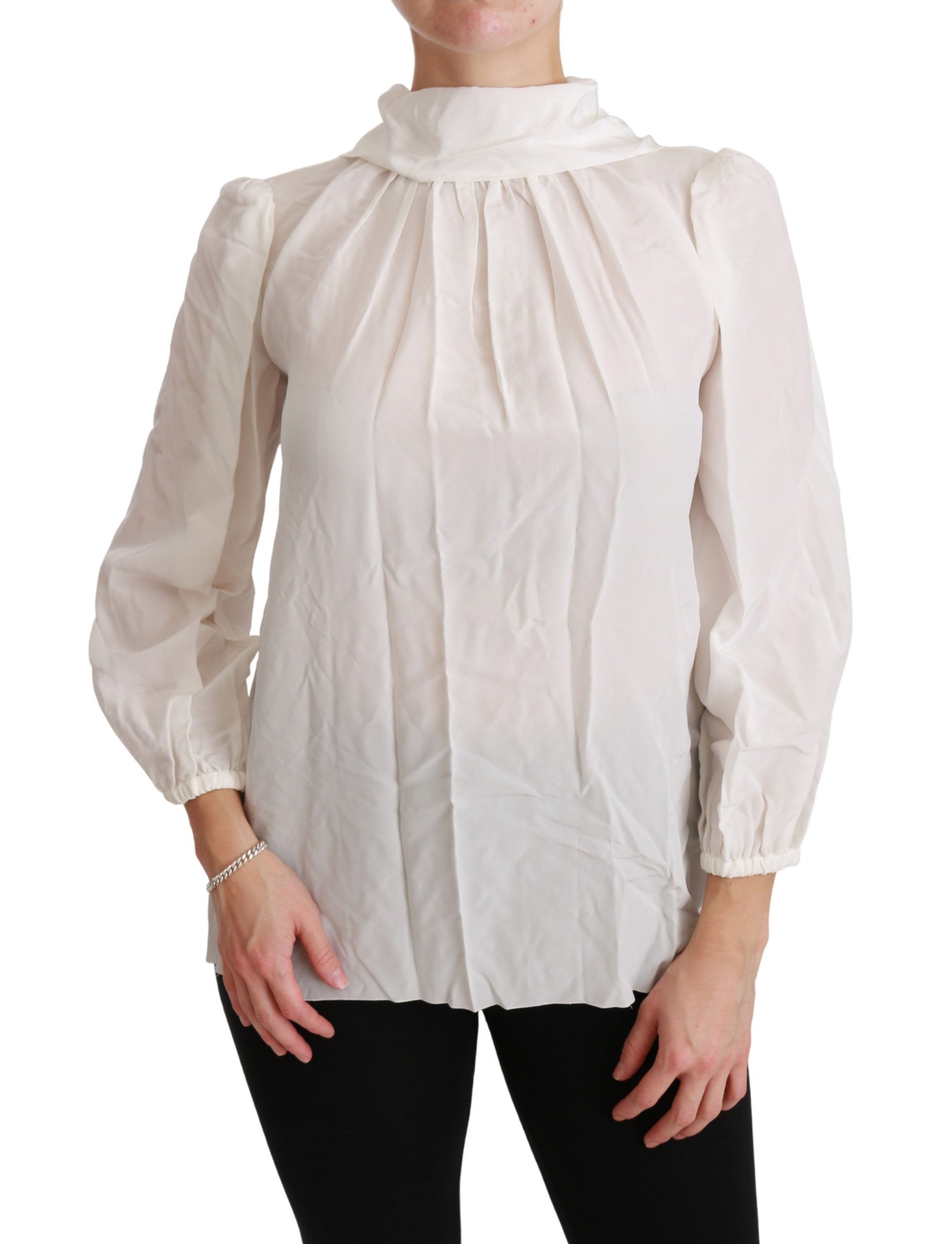 Elegante blusa de seda blanca con cuello alto