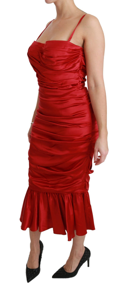 Exquisito vestido midi ajustado y acampanado de seda roja