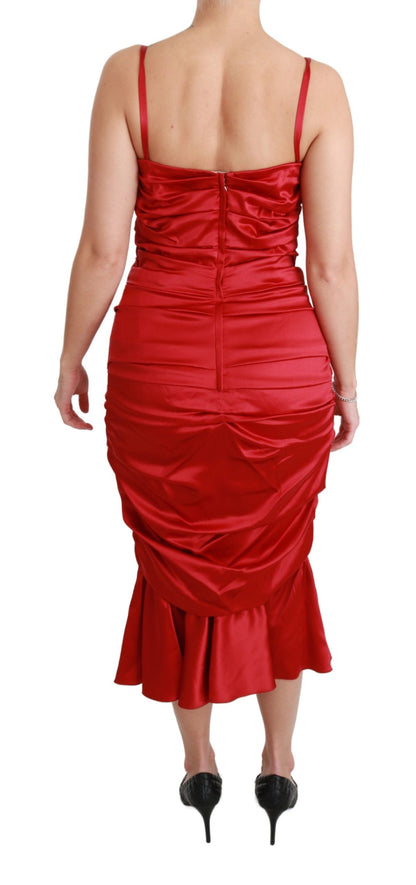 Exquisito vestido midi ajustado y acampanado de seda roja