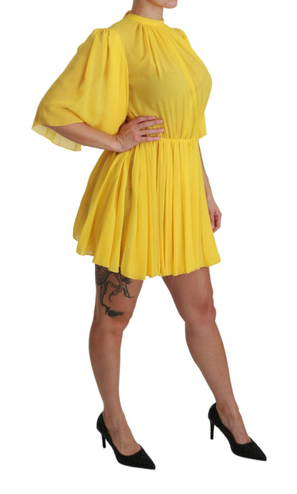 Vestido corto plisado de seda en forma de A en amarillo brillante