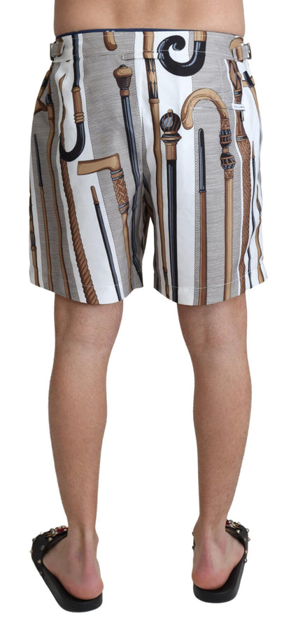 Elegante weiße und mehrfarbige Badeshorts