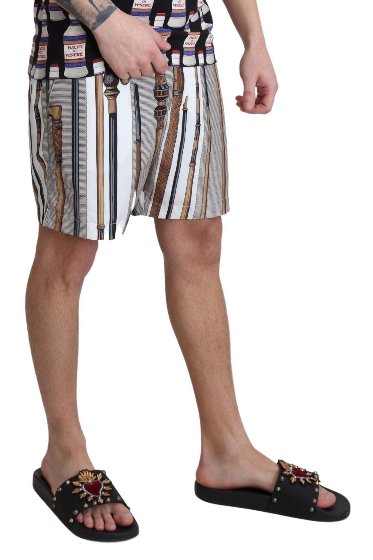 Elegante weiße und mehrfarbige Badeshorts