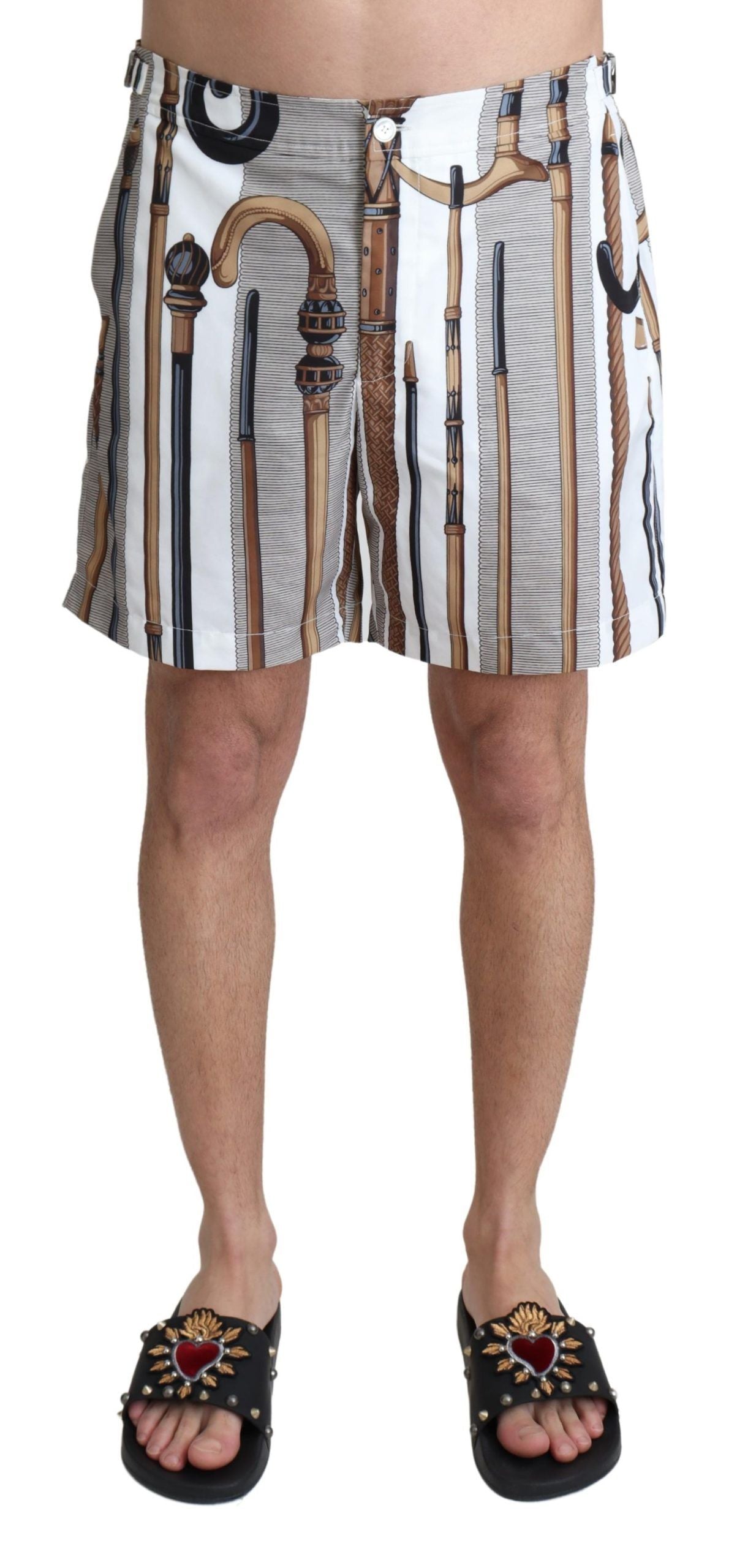 Elegante weiße und mehrfarbige Badeshorts