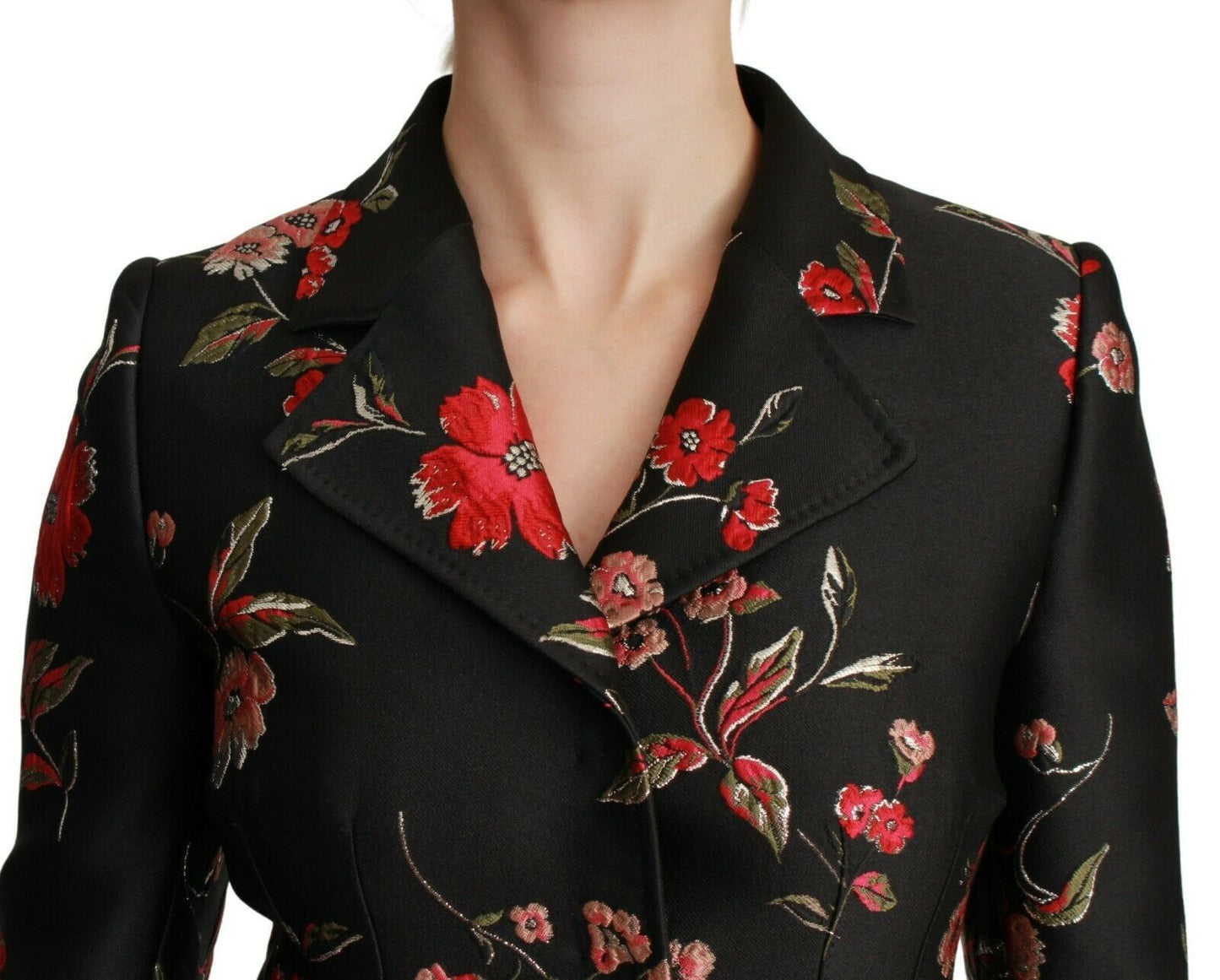 Gabardina elegante con bordados florales