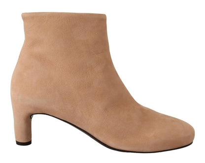 Botas elegantes de piel color beige