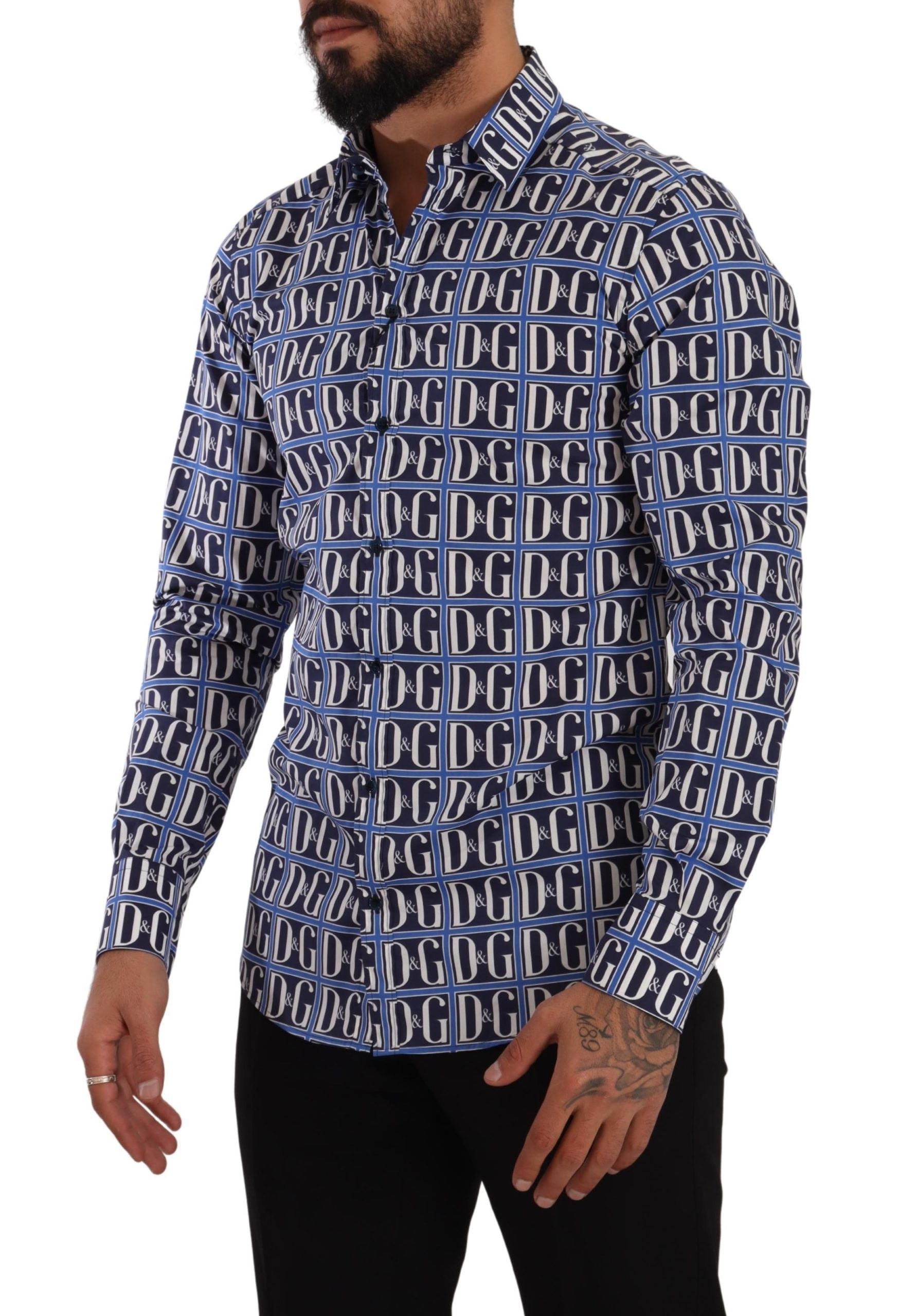 Camisa de algodón con logo azul y corte entallado