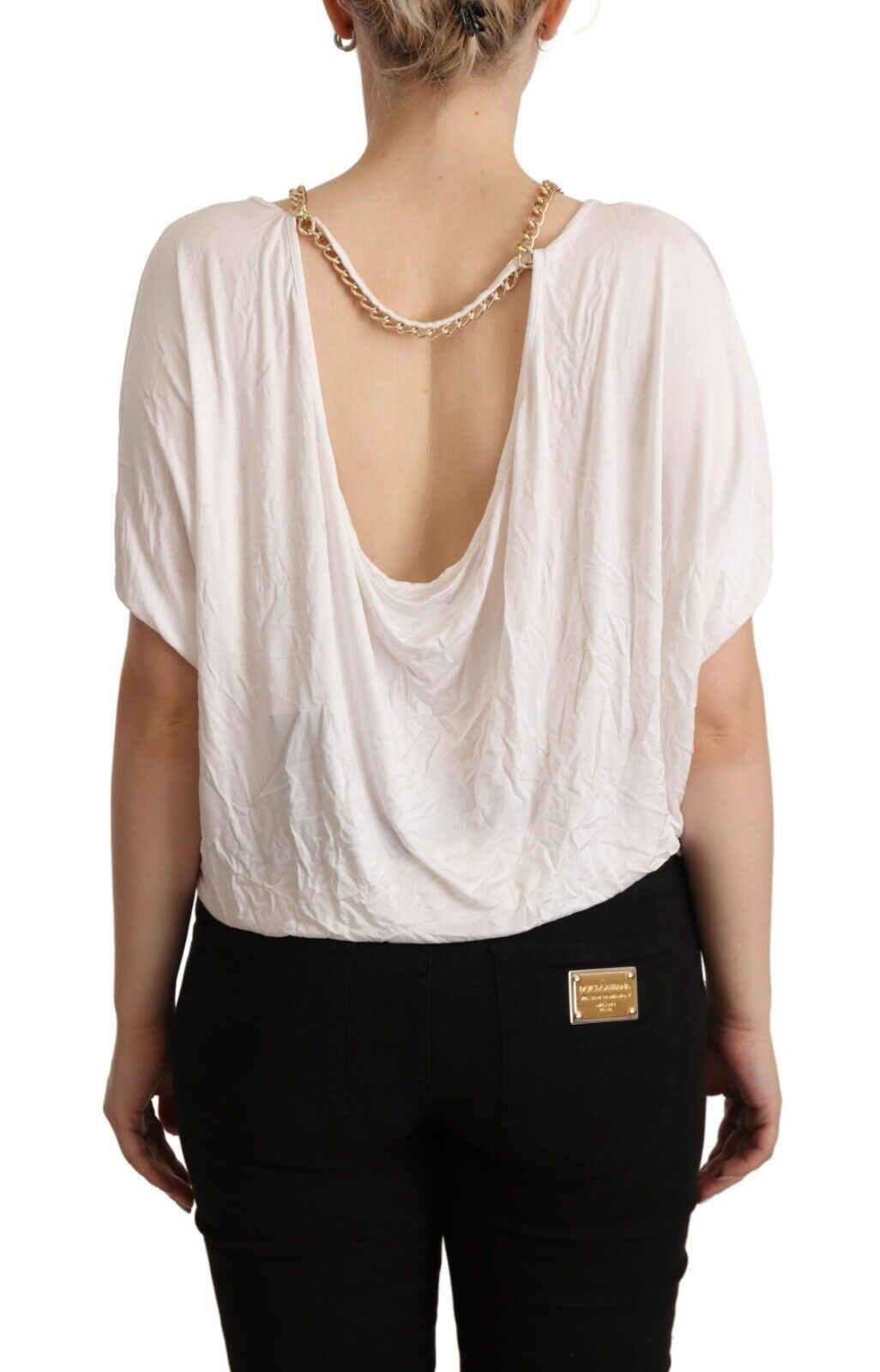 Elegante camiseta con cadena de oro blanco