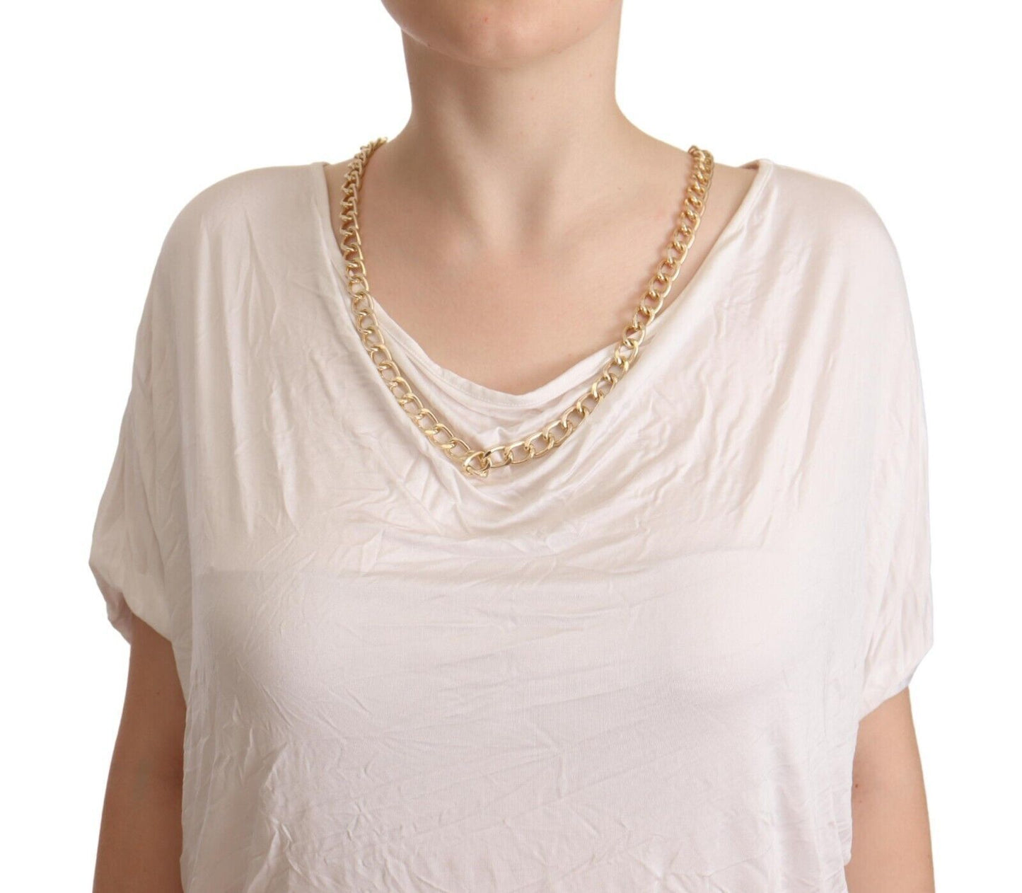 Elegante camiseta con cadena de oro blanco