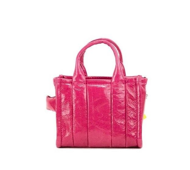 Die Shiny Crinkle Micro Tote Umhängetasche aus magentafarbenem Leder