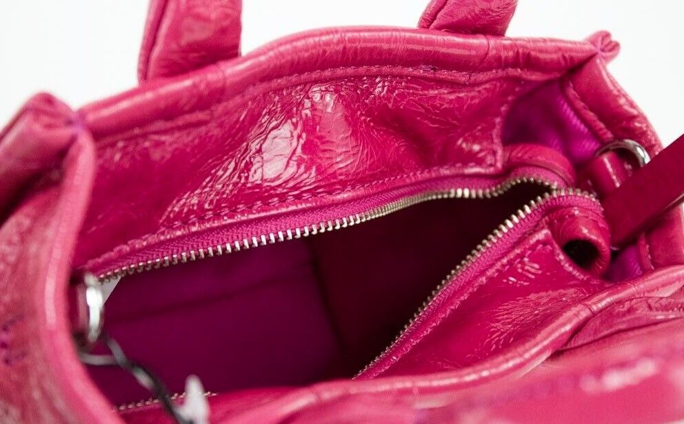 Die Shiny Crinkle Micro Tote Umhängetasche aus magentafarbenem Leder