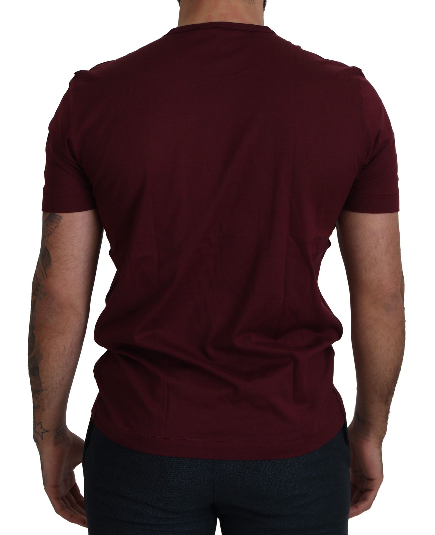 Elegante camiseta de cuello redondo con motivo de rosas burdeos