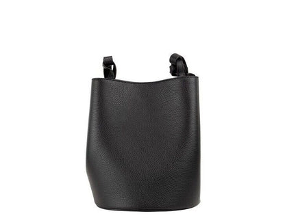 Bolso bandolera tipo cubo de piel granulada negra pequeña de Lorne