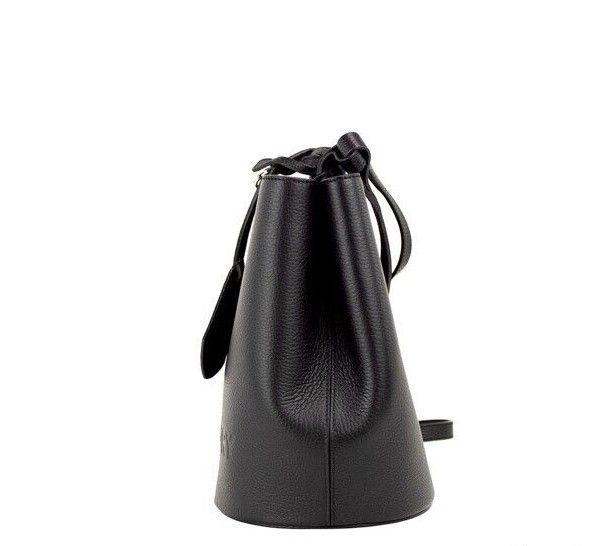 Bolso bandolera tipo cubo de piel granulada negra pequeña de Lorne