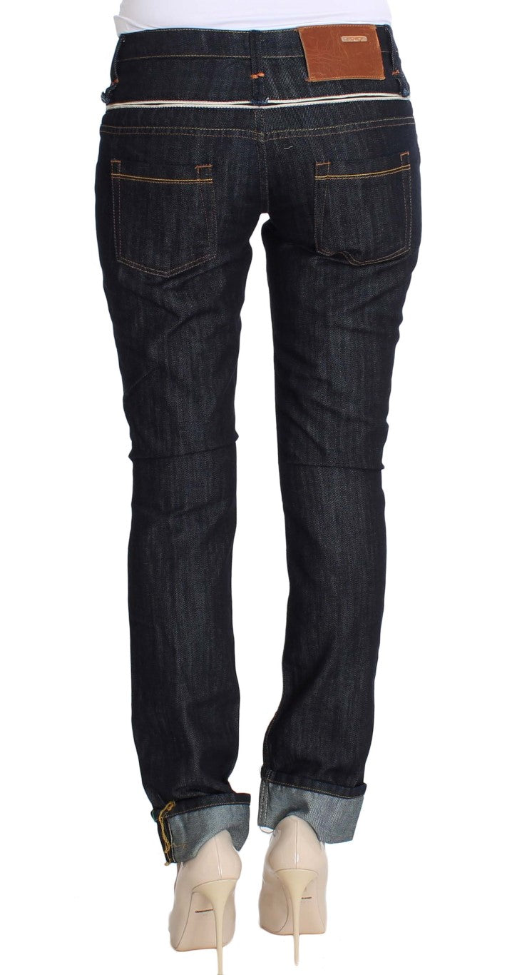 Elegantes jeans azul oscuro con pierna recta