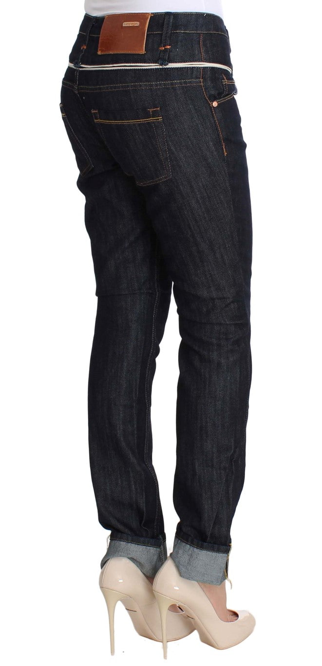 Elegantes jeans azul oscuro con pierna recta