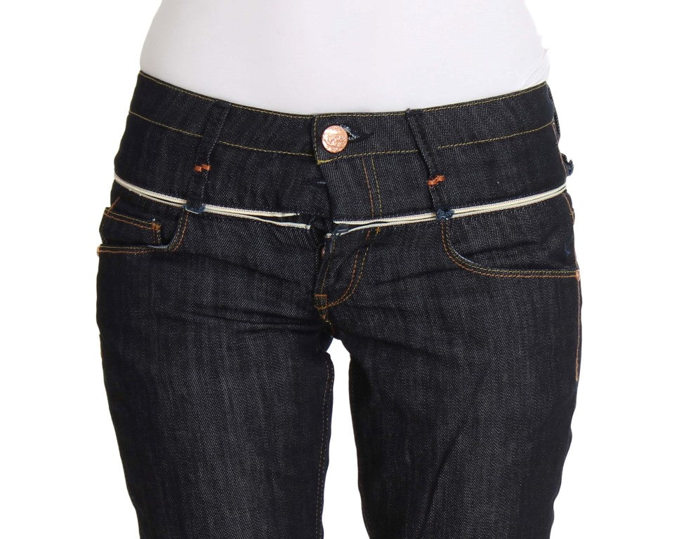 Elegantes jeans azul oscuro con pierna recta