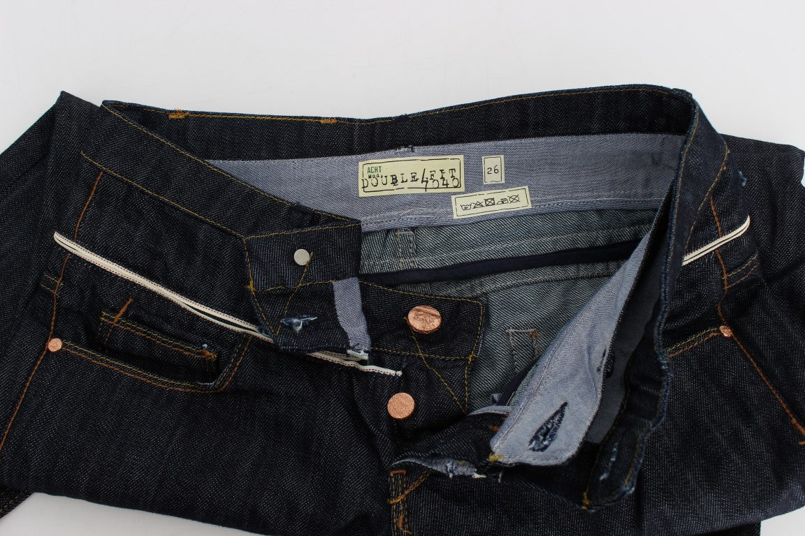 Elegantes jeans azul oscuro con pierna recta