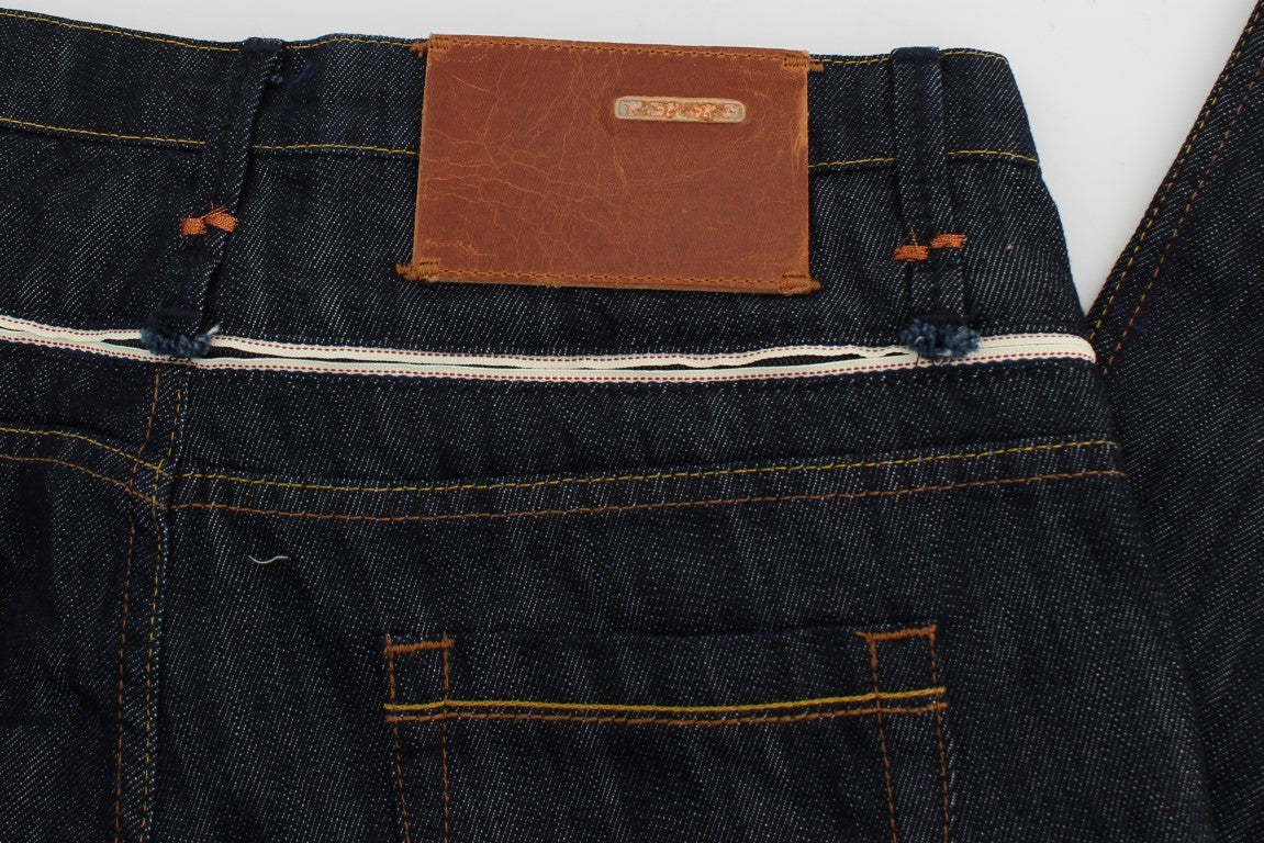 Elegantes jeans azul oscuro con pierna recta