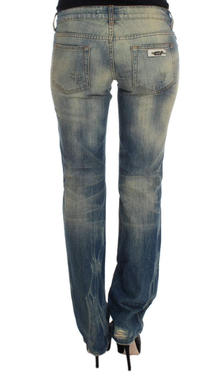 Elegantes jeans azules de corte recto y ajustado