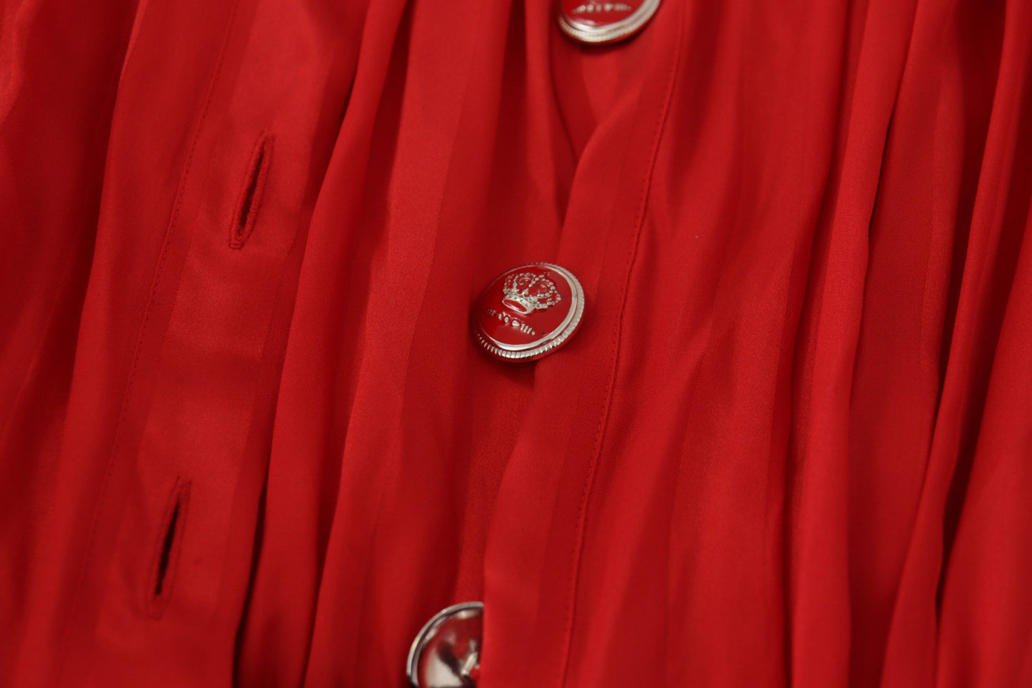 Elegante vestido midi de seda roja con detalle de botones